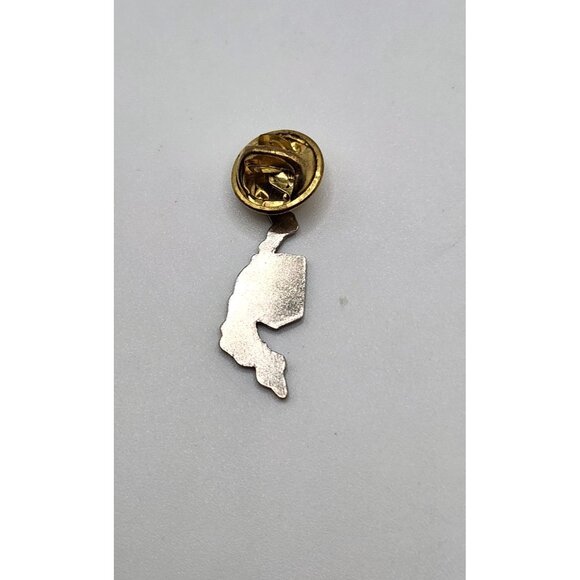 Vintage Vietnam MIA POW Pin Gold Tone POW MIA Lapel Pin - Picture 2 of 3